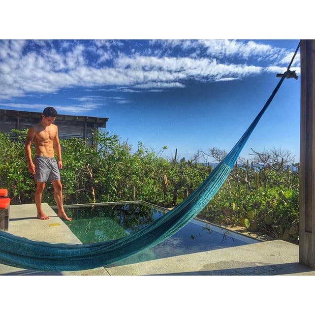 Con esa anatomía llamó la atención de los medios hace unos días en la boda de su hermana Marimar.