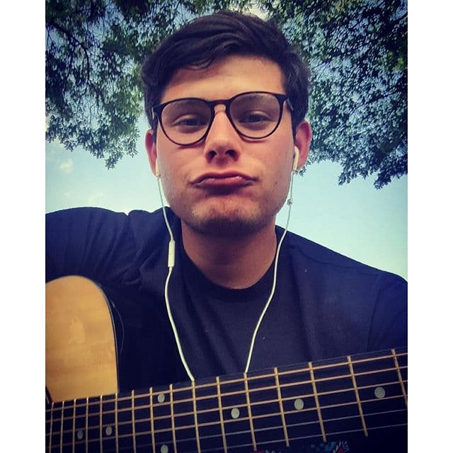 El guapo muchacho le sigue los pasos a la artista tanto en la música, como en la actuación, así que seguramente pronto lo veremos en algún proyecto.