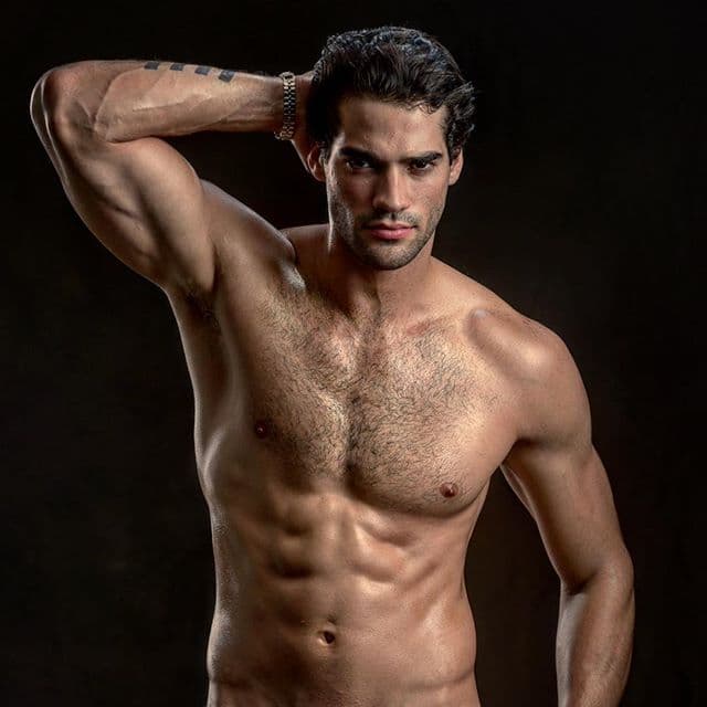 El guapo modelo seguramente se quedará más tiempo en el país, ya que ha presumido que está preparando un proyecto.