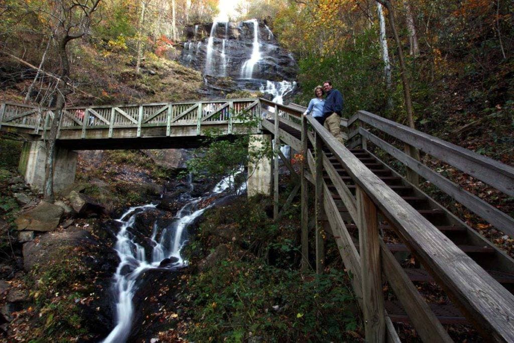 <b>Amicalola Falls State Park</b>: Sin duda otro de los lugares favoritos por muchos al norte del estado. Aprovecha el viaje y explora los senderos del parque mientras disfrutas de su belleza natural y sacas las fotos por las que llegaste.