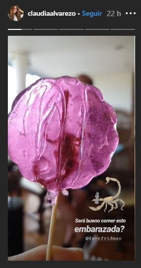 En esta misma sección, Claudia Álvarez compartió un video en el cual presumió que le regalaron esta 
<b>paleta con un escorpión dentro</b>.