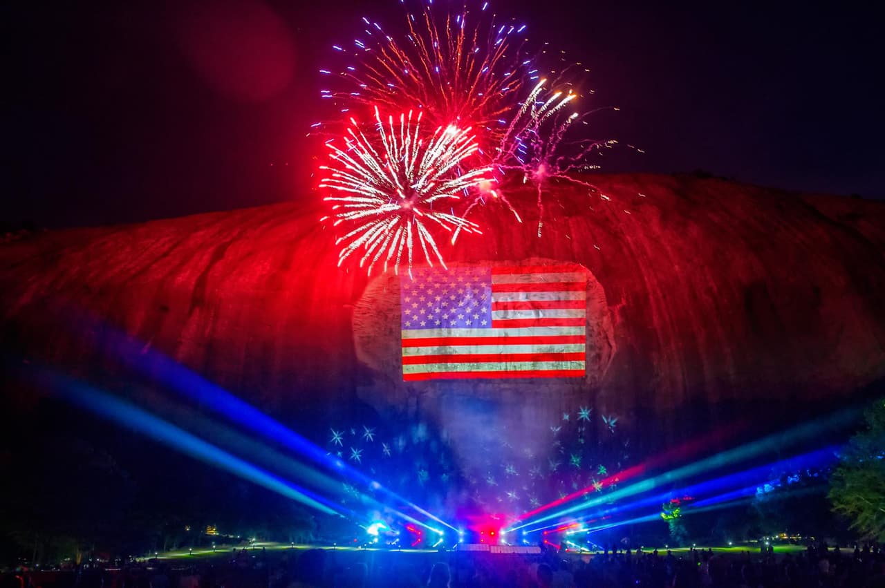<b>Evento</b>: Fantastic Fourth Celebration
<br>
<b>Fechas</b>: 1 al 5 de julio
<br>
<b>Lugar</b>: Stone Mountain Park. 1000 Robert E. Lee Blvd. Stone Mountain, GA. 30083
<br>
<b>Sitio web</b>: 
<a href="https://stonemountainpark.com/activity/events/fantastic-fourth-celebration/">https://stonemountainpark.com/activity/events/fantastic-fourth-celebration/</a> 
<br>
<br>Disfruta de un día lleno de aventuras con excelentes atracciones familiares, entretenimiento en vivo durante Summer at the Rock, camina por el sendero de una milla hasta la cima de Stone Mountain para disfrutar de unas vistas increíbles del centro de Atlanta, explora las millas de senderos boscosos en todo el parque y relájate en la naturaleza. Luego, quédete hasta la noche para experimentar el nuevo espectáculo de luces Music Across America, seguido por el final de fuegos artificiales patrióticos cada noche de la celebración.