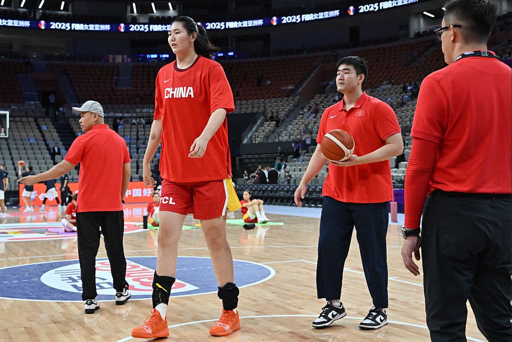 En 2022, 
<b>Zhang siguió consolidando su fama con actuaciones impresionantes</b>: marcó 62 puntos y 13 rebotes en un campeonato nacional sub-15, y apenas tres semanas después anotó 68 puntos y 24 rebotes en otro torneo provincial. Su rendimiento en estas competencias confirmó que su impacto no se limitaba a su físico. Con técnica en desarrollo, movilidad mejorada y visión de juego, comenzó a ser considerada la próxima gran estrella del baloncesto femenino en China.