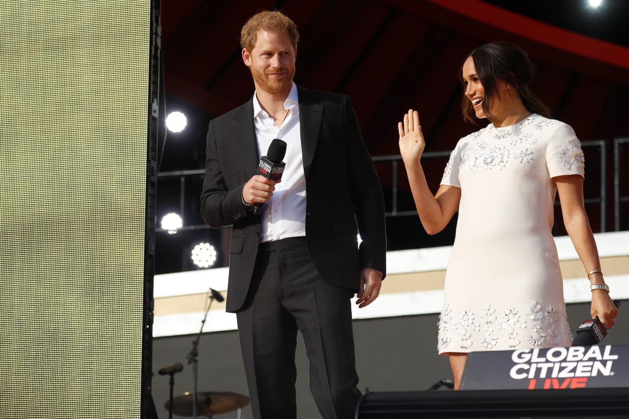 "¿Están listos para hacer lo que sea necesario para
<b><a href="https://www.univision.com/famosos/el-coronavirus-arruino-los-planes-de-meghan-markle-y-harry-para-el-cumpleanos-de-archie-fotos" target="_blank">poner fin a esta pandemia</a></b>?", dijo el príncipe al subir al escenario junto a su esposa, quien fue la siguiente en hablar ante la multitud.
<br>