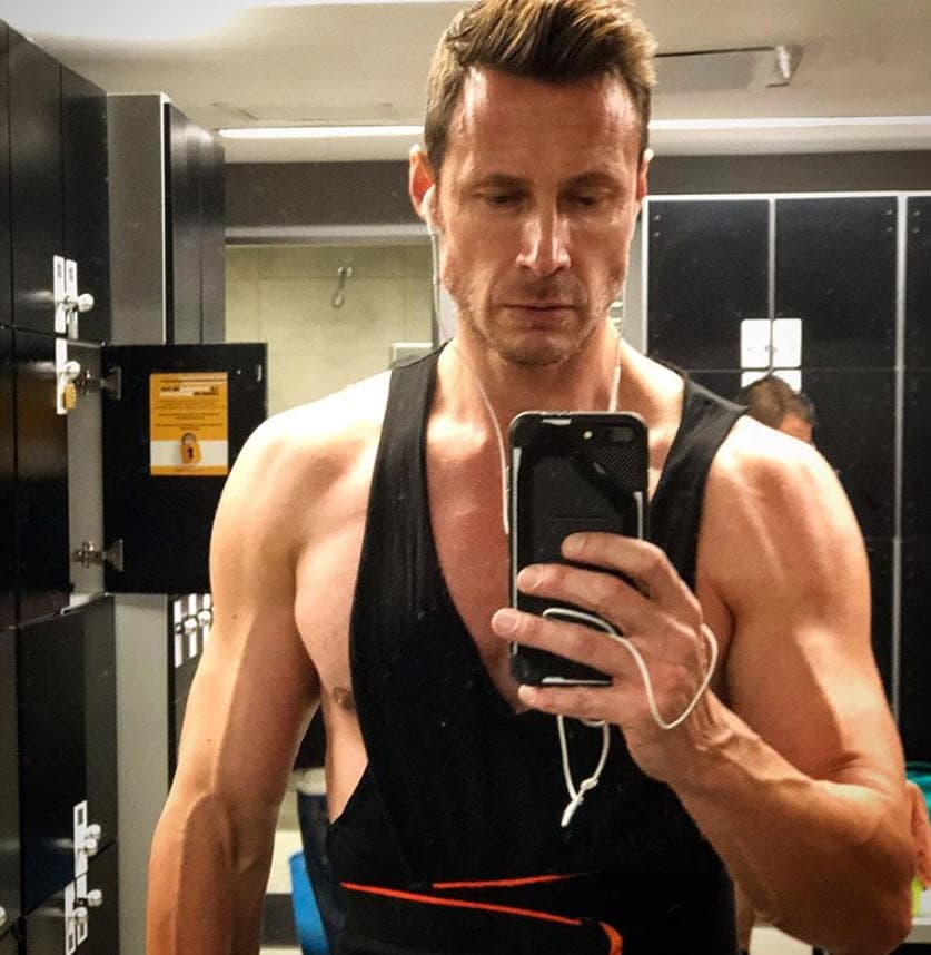 Desde hace tiempo, Carlos Madrigal reside en la Ciudad de México mientras que gran parte de su familia permanece en su país natal. La muerte de su padre ocurrió en Palma de Mallorca.
<br>