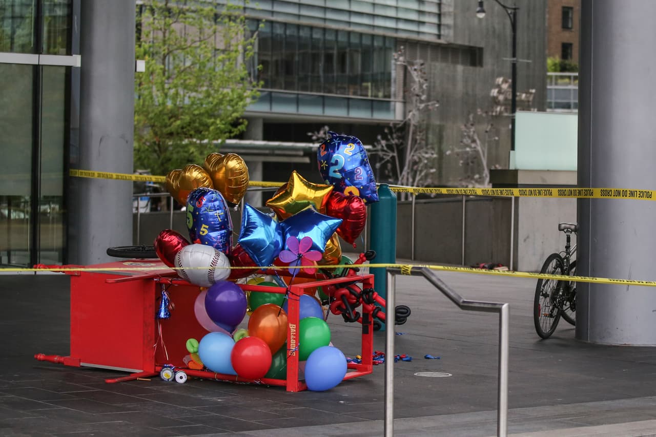 Según testigos presenciales citados por People, Harris completó 
<b>varios ensayos</b> de la peligrosa acrobacia sin ningún problema la cual consistía bajar varias escalinatas 
<b>utilizando dos rampas</b>. Al momento del accidente los testigos creyeron que la doble había acelerado al terminar de bajar por la rampa ya que la moto pareció haber adquirido más velocidad y 
<b>casi golpeó a dos transeúntes</b>.