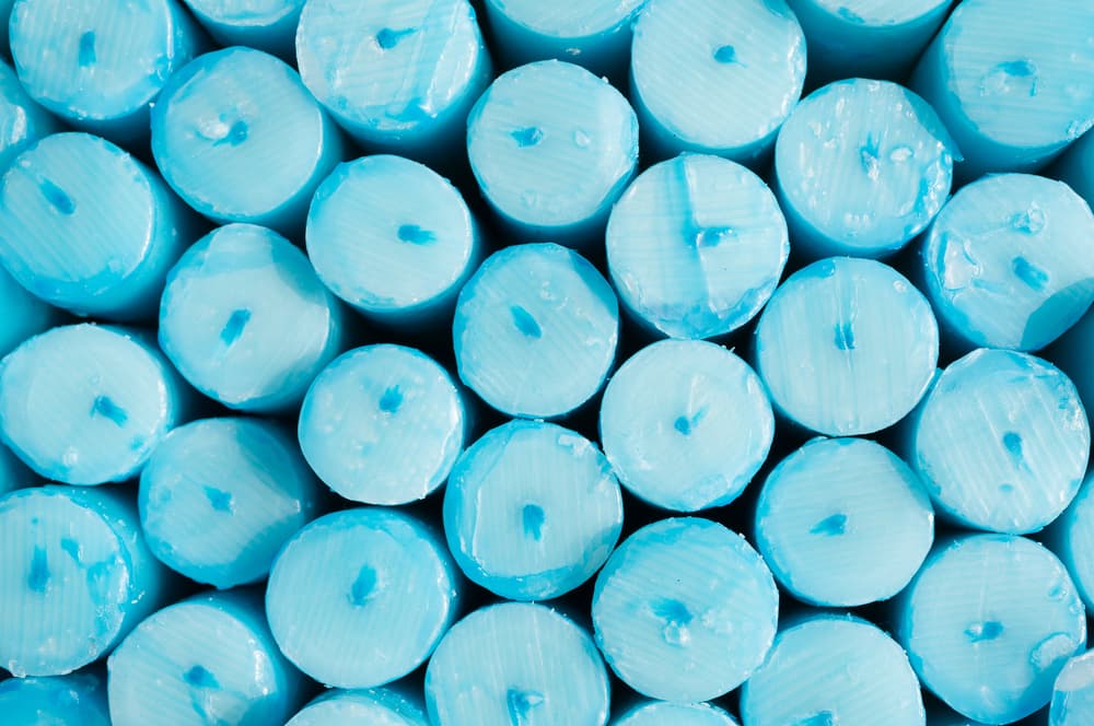 El color azul en general es relacionado con la calma, la paz y la serenidad, y es algo que se traduce también para el uso de una vela de ese tono, pero no es simplemente eso. Como verás a continuación, hay muchas cosas a considerar.