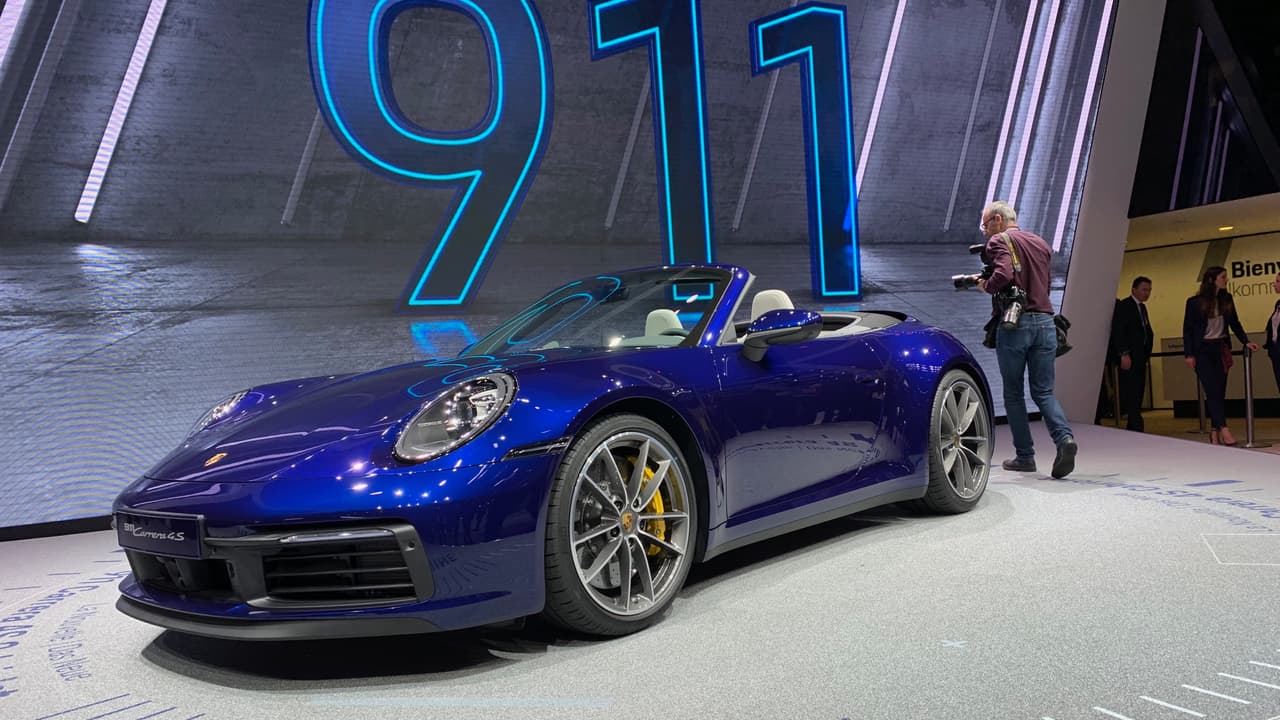 <h3 class="cms-H3-H3">Porsche 911 Carrera 4S Cabriolet</h3>
<br>El más reciente convertible de la celebrada e histórica línea 911 de Porsche debutó en el Auto Show de Ginebra con 443 caballos de fuerza y un precio inicial de 126,100 dólares.