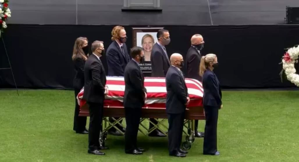 Este sábado en el estadio Hard Rock se congregaron familiares, amigos y miembros de las fuerza pública para darle el último adiós a la agente especial, Laura Schwartzenberger. 
<br>