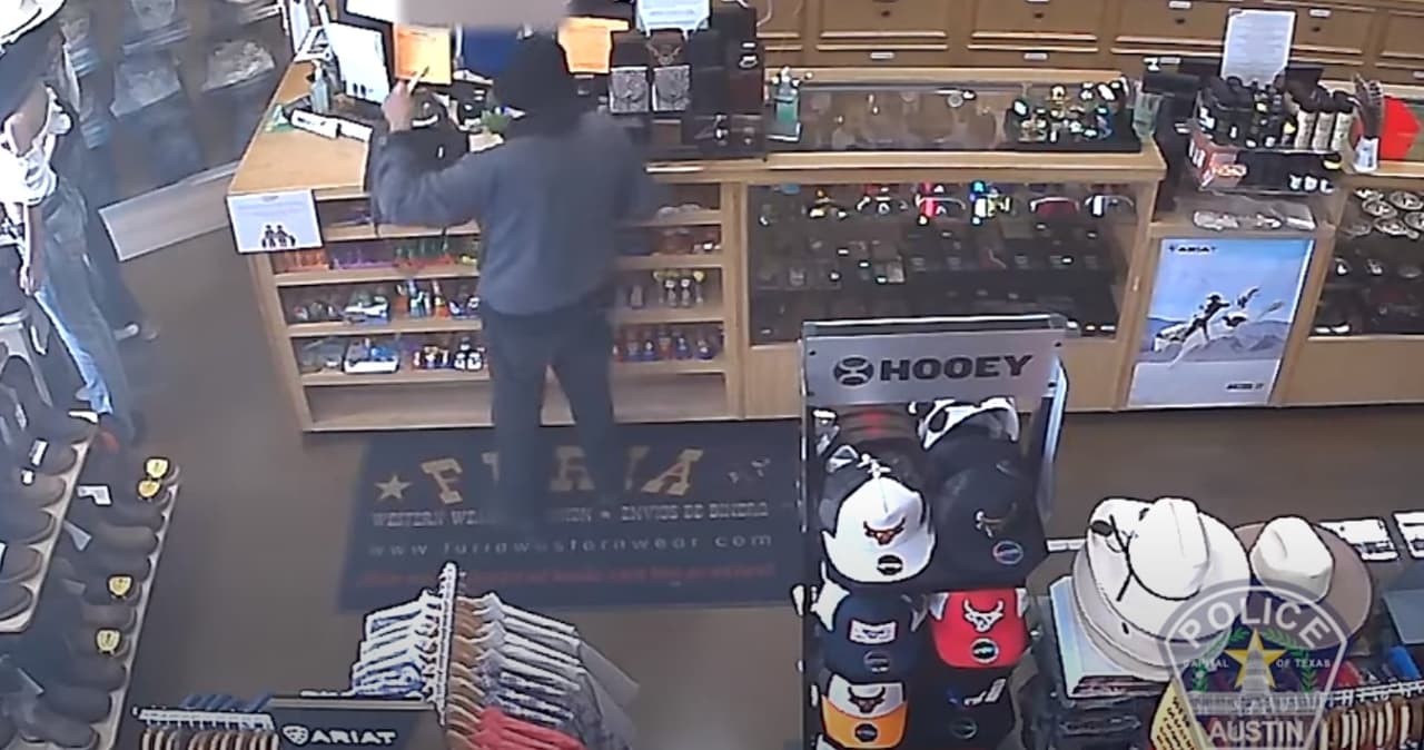 Pero no llegó hasta ahí, ya que luego el hombre le pidió que le diera también sus pertenencias.