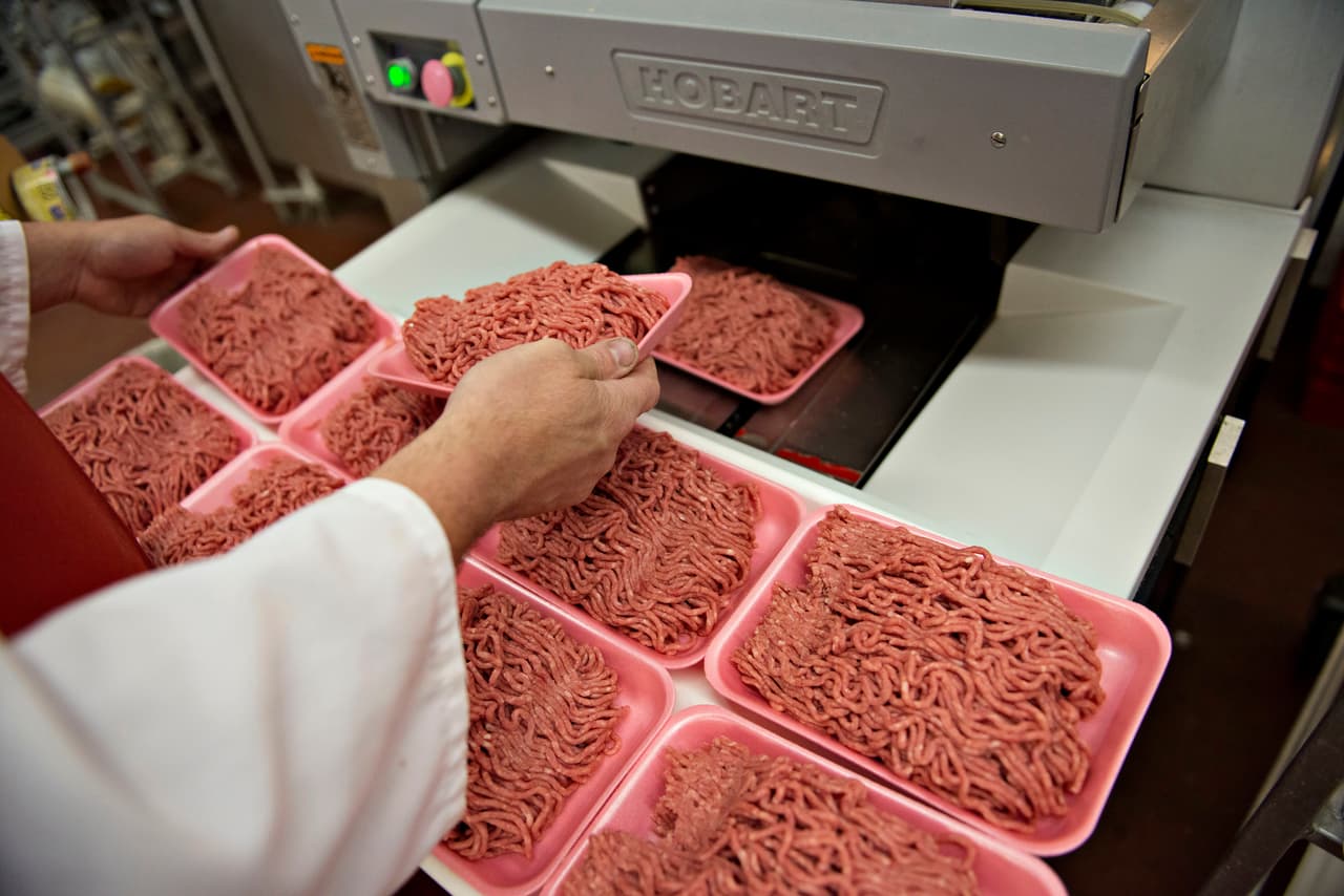 Llaman a retirar del mercado 25,000 libras de carne vacuna posiblemente contaminada
