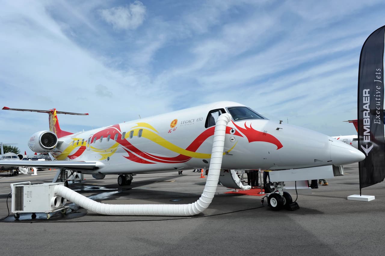 Un célebre actor como 
<b>Jackie Chan</b> es otro de los que tiene su propio avión, se trata de un 
<b>Legacy 650</b>, modelo de la firma brasileña 
<b>Embraer</b>, cuyo precio inicial, afirman que es de 
<b>casi 30 millones de dólares.</b>