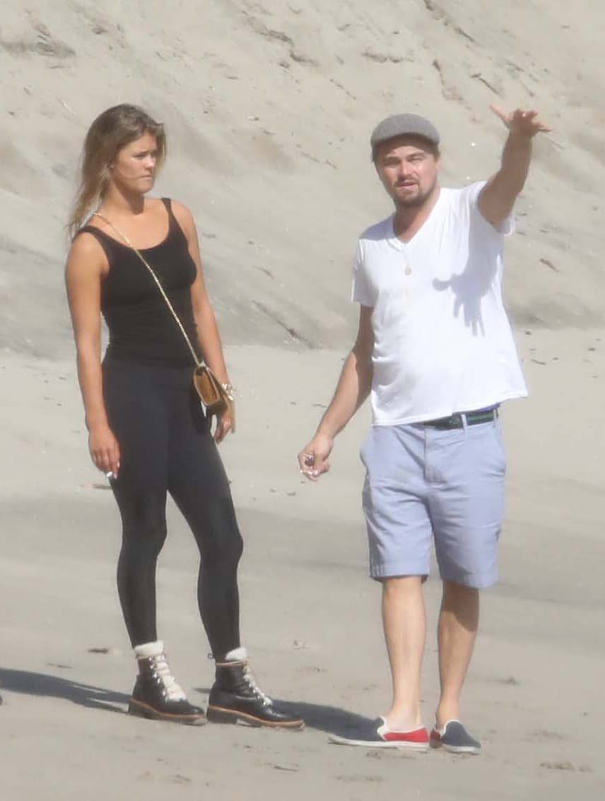El actor fue captado junto a su novia, la súper modelo Nina Agdal, en Malibú.