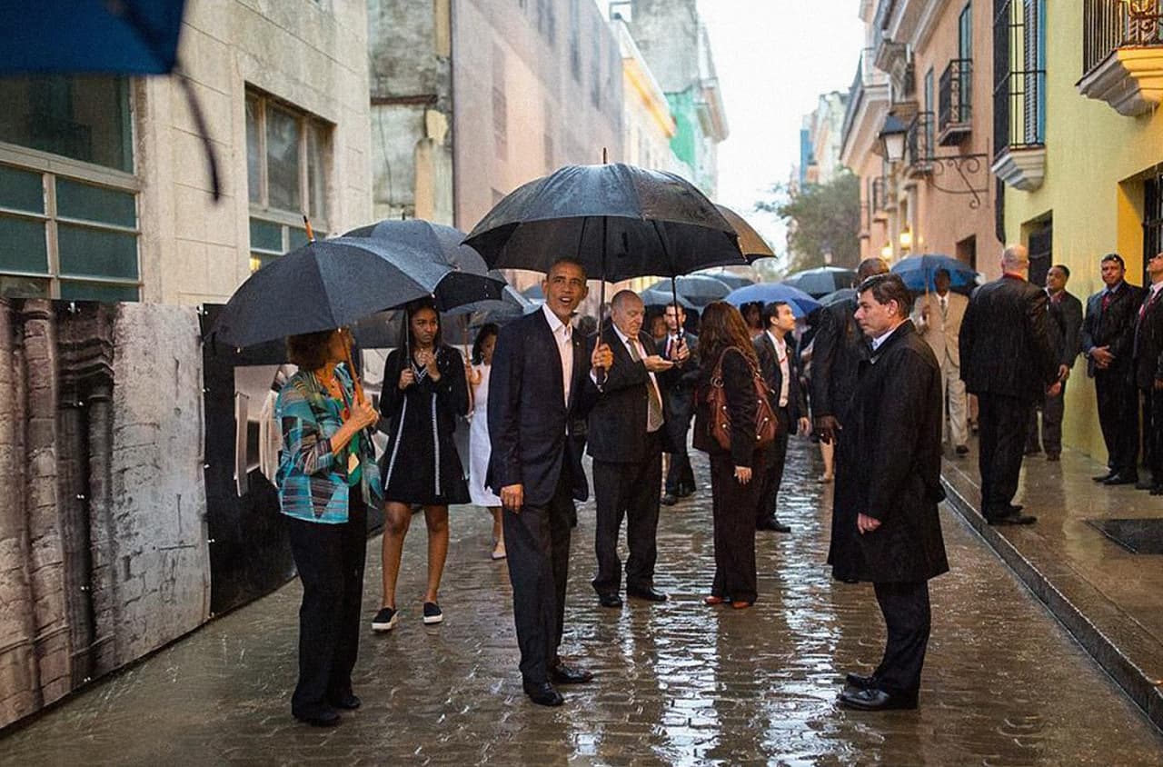 <b>Lluvia en La Habana. </b>El presidente y la delegación estadounidense de visita en Cuba se resguardan con paraguas de la lluvia que cae sobre las calles de La Habana, Cuba. 2016.