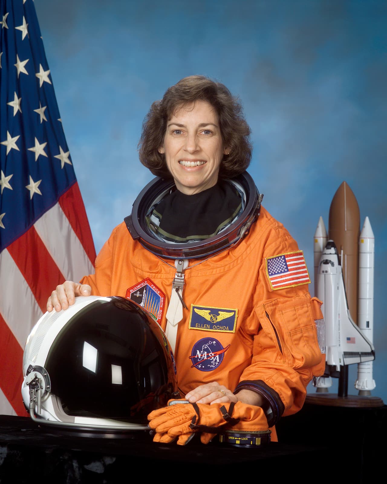 Ellen Ochoa nació en 1958 en Los Ángeles, California. Es la primera y único miembro femenino entre los astronautas hispanos que ha viajado al espacio. La NASA la seleccionó como astronauta en 1990. Pasó casi 1,000 horas en el espacio durante cuatro misiones entre 1993 y 2002. Ahora trabaja como directora del Centro Espacial Johnson de la NASA.