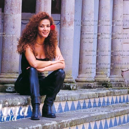 A sus casi 60 años de edad 
<b>Olivia Collins</b> luce una figura que cualquier mujer quisiera tener, aunque confesó a 'Ventaneando' que sí tiene operaciones estéticas en los senos.