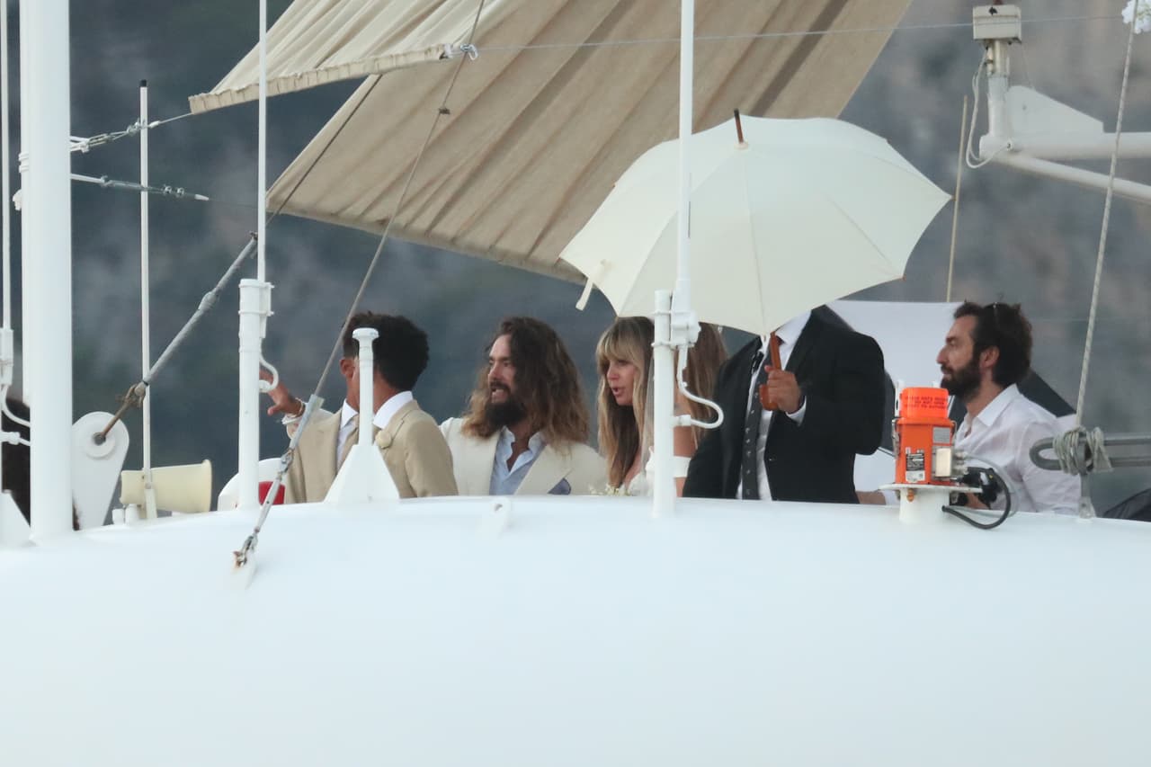 Entrada la tarde, los esposos Kaulitz se sentaron un ratito juntos y reaparecieron los paraguas... aunque una vez más no sirvieron de mucho.