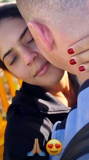 Fotografía que fue compartida por algunas horas en su cuenta de Instagram, donde se le ve en brazos de su amor, bendecida y dando gracias.