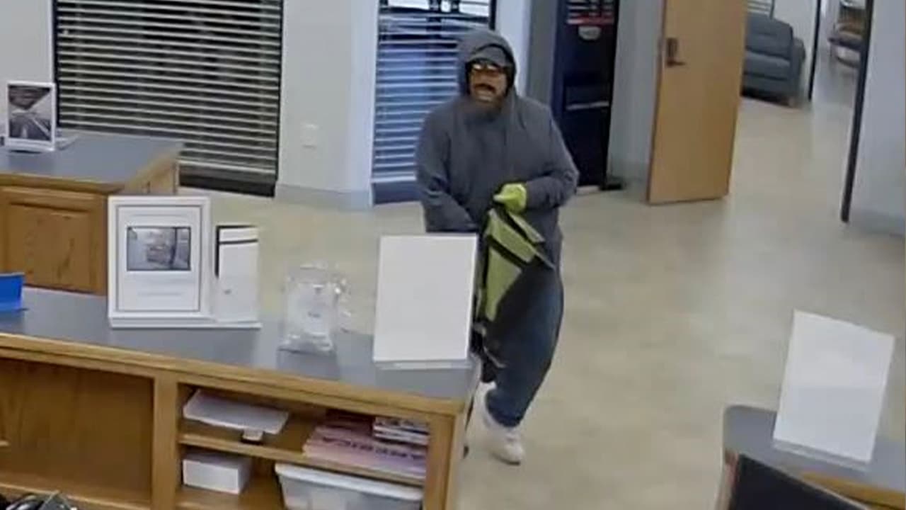 El sospechoso entró al banco Common Cents Credit Union este lunes a las 10:21 a.m.