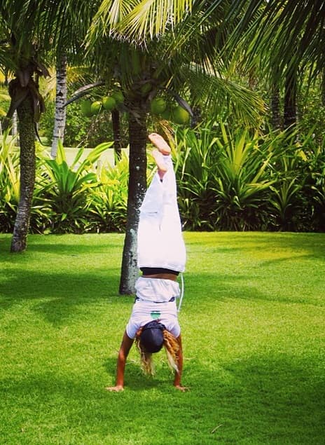 Y como 'Bey' es una mujer de extremos, disfruta al máximo andar por el césped con las manos.