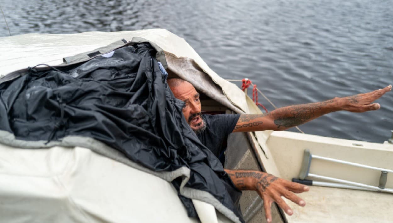 'Teniente Dan' insiste en pasar el huracán Milton en su bote en Tampa: hoy le llueven más de $30,000