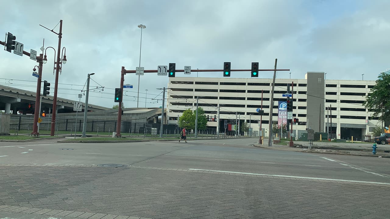 Un joven desamparado se ve caminando por esta calle vacía la cual usualmente registra tráfico durante el día.