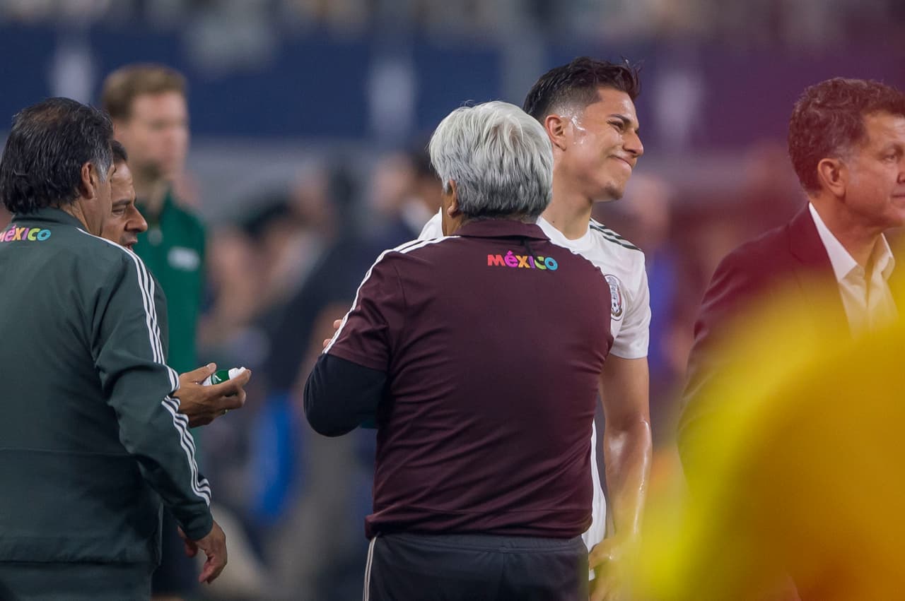 Las malas noticias continuaron después de que Carlos Salcedo tuviera que ser revisado por el cuerpo médico por un problema en el hombro y la clavícula.