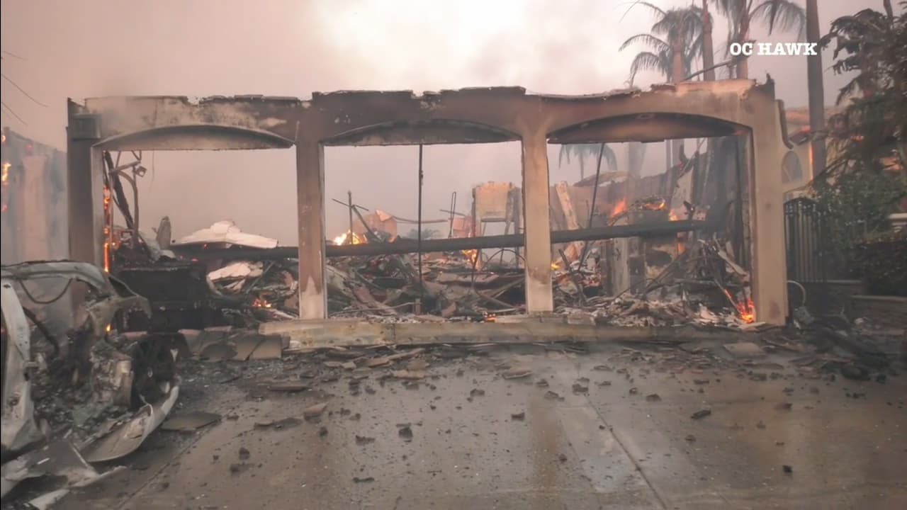 <b>Las autoridades estiman que hay unas 100 casas amenazadas por las llamas en la zona. </b>Todas las vías para llegar al área han sido cerradas. Solo el personal de bomberos se encuentran trabajando para frenar el incendio.