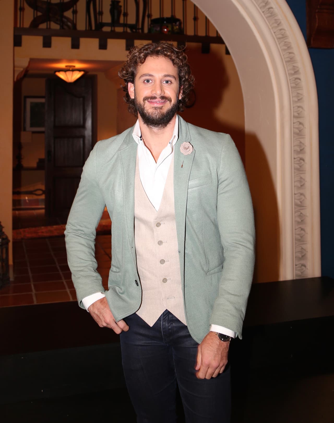 Durante una reciente entrevista en la Ciudad de México, el actor dijo que
<b>no aumentaría sus glúteos</b> a través de algún procedimiento estético porque considera que el resultado hace que
<b>no se vean naturales</b>.