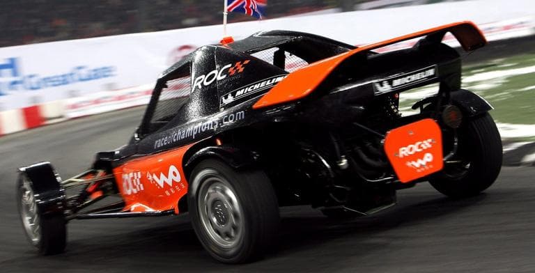 Su motor es de 1.1 litro con cuatro cilindros, sólo 84 libras-pie de torque, y 115 caballos de fuerza. Pesa apenas 1047 libras, y tiene una suspensión desarrollada especialmente por Fast&Speed. Su transmisión es secuencial con seis velocidades, y alcanza unas 120 millas por hora de velocidad final.