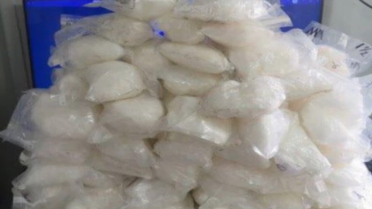 Este lunes oficiales de CBP en la garita de Nogales detuvieron dos cargamentos significativos de drogas, entre ellos incautaron 132.8 libras de metanfetamina escondidas en un automóvil.