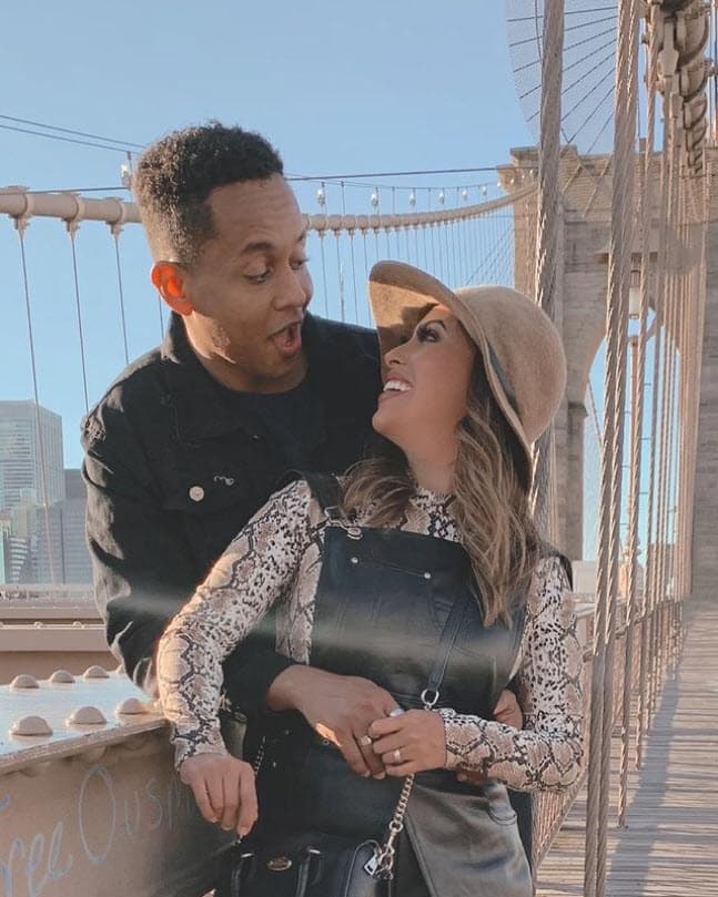 "Lo suficiente para creer en nuestra relación, para defenderla en los peores momentos, para tener fe en nuestra fuerza como pareja y para nunca rendirse con nosotros. 
<b>Suficiente para pasar el resto de mi vida contigo</b>, estar ahí para ti cuando me necesites, o me quieras, y nunca más quiero dejarte, o vivir sin ti. Te amo mucho".
<br>