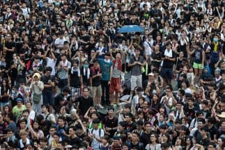 Las autoridades chinas han intentado reprimir las protestas pero miles continúan en el centro de Hong Kong.