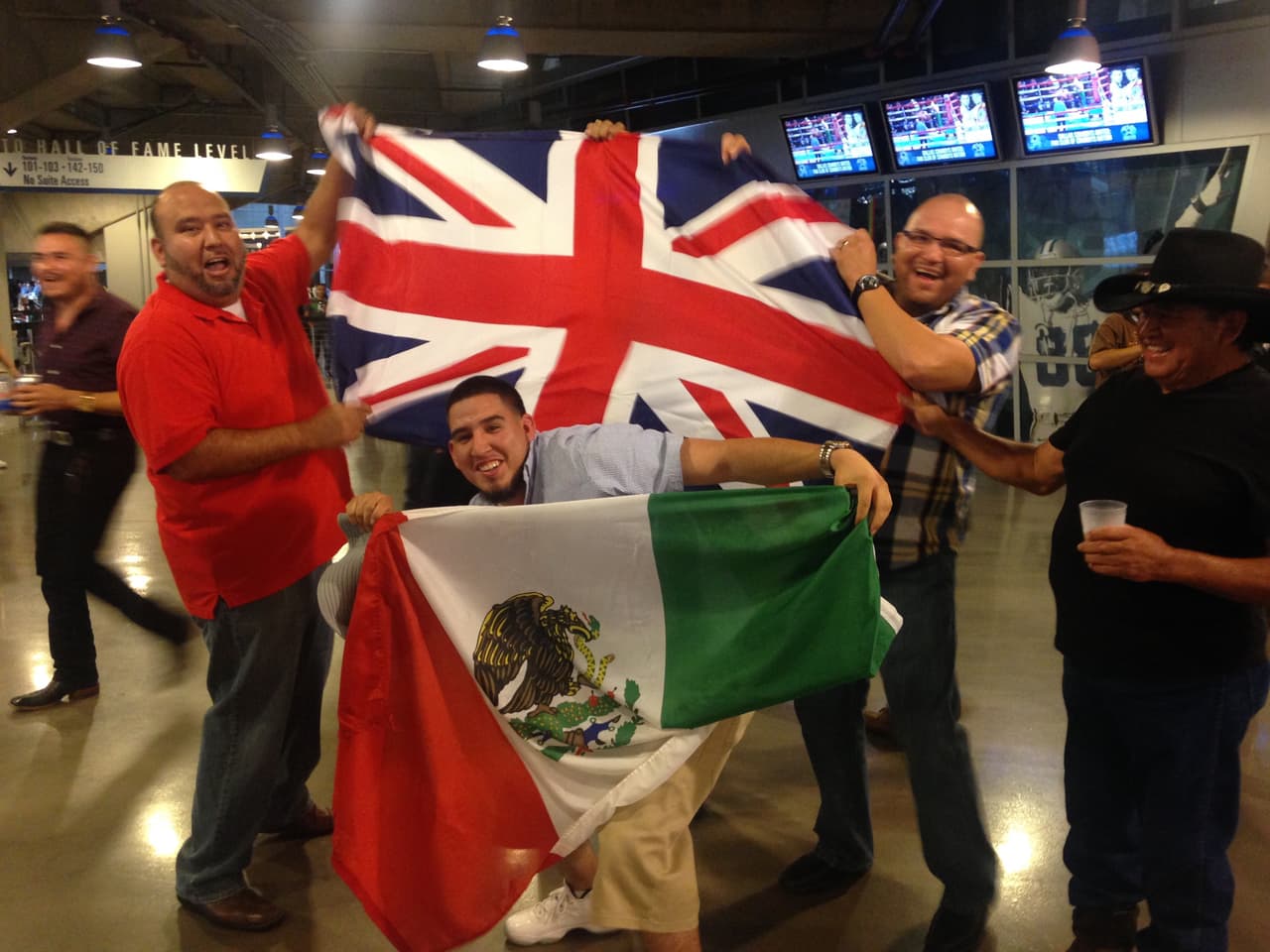 La batalla entre México y Reino Unido, hogar de Liam Smith, se trasladó de forma divertida a la grada del AT&T Center.