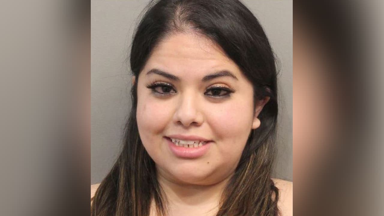 <b><a href="https://www.univision.com/local/houston-kxln/arrestan-a-sospechosa-de-conducir-alcoholizada-que-se-durmio-detras-el-volante-video">Christina Henrriquez</a></b> es sospechosa de conducir bajo los efectos del alcohol y quedarse dormida detrás del volante, según 
<b><a href="https://twitter.com/Pct4Constable/status/1484331908381036547" target="_blank">las autoridades. </a></b>