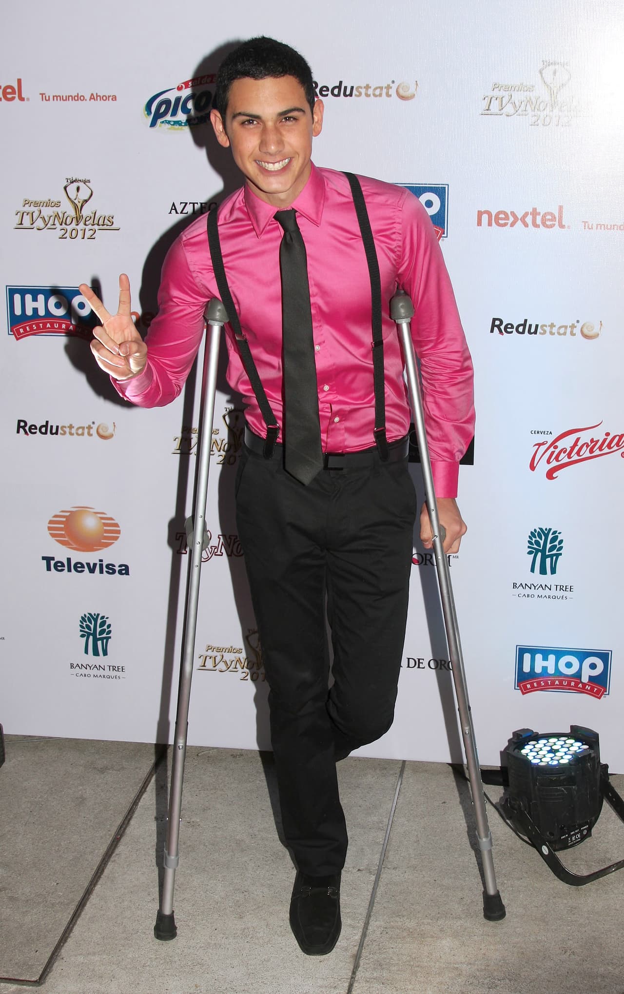 El actor llegó en muletas a la noche de nominados a los Premios TvyNovelas 2012, año en que compitió en la categoría Mejor actor juvenil por su papel en 'Esperanza del corazón'. Tuvo el premio dos años después cuando ganó en la misma categoría por su participación en 'Mentir para vivir'.