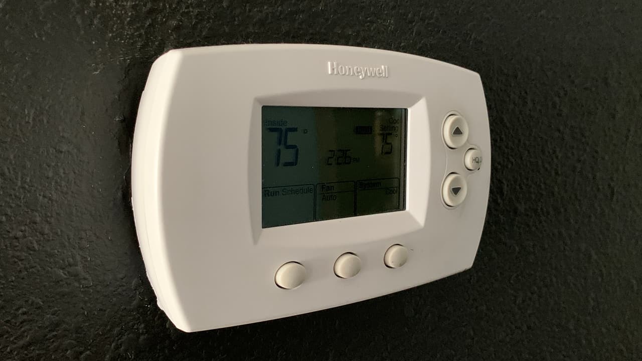 Usa un termostato que puedas programar con el horario de tu hogar para que baje automáticamente la temperatura de la calefacción por la noche o mientras estás fuera de casa.