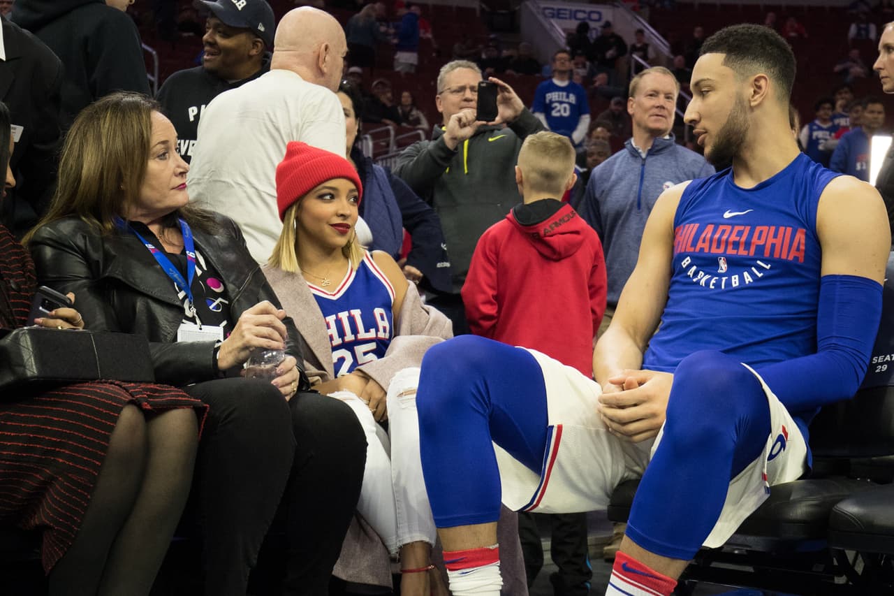 Para seguir agrandando el dramón digno de las Kardashian, a Tinashe también se le 
<a href="http://www.tmz.com/2018/05/31/tinashe-donovan-mitchell-ben-simmons-date-club/"><b>vinculó</b></a> con 
<b>Donovan Mitchell</b>, otro basquetbolista que 
<b>compite con Simmons </b>por el título de Novato del Año en la NBA.