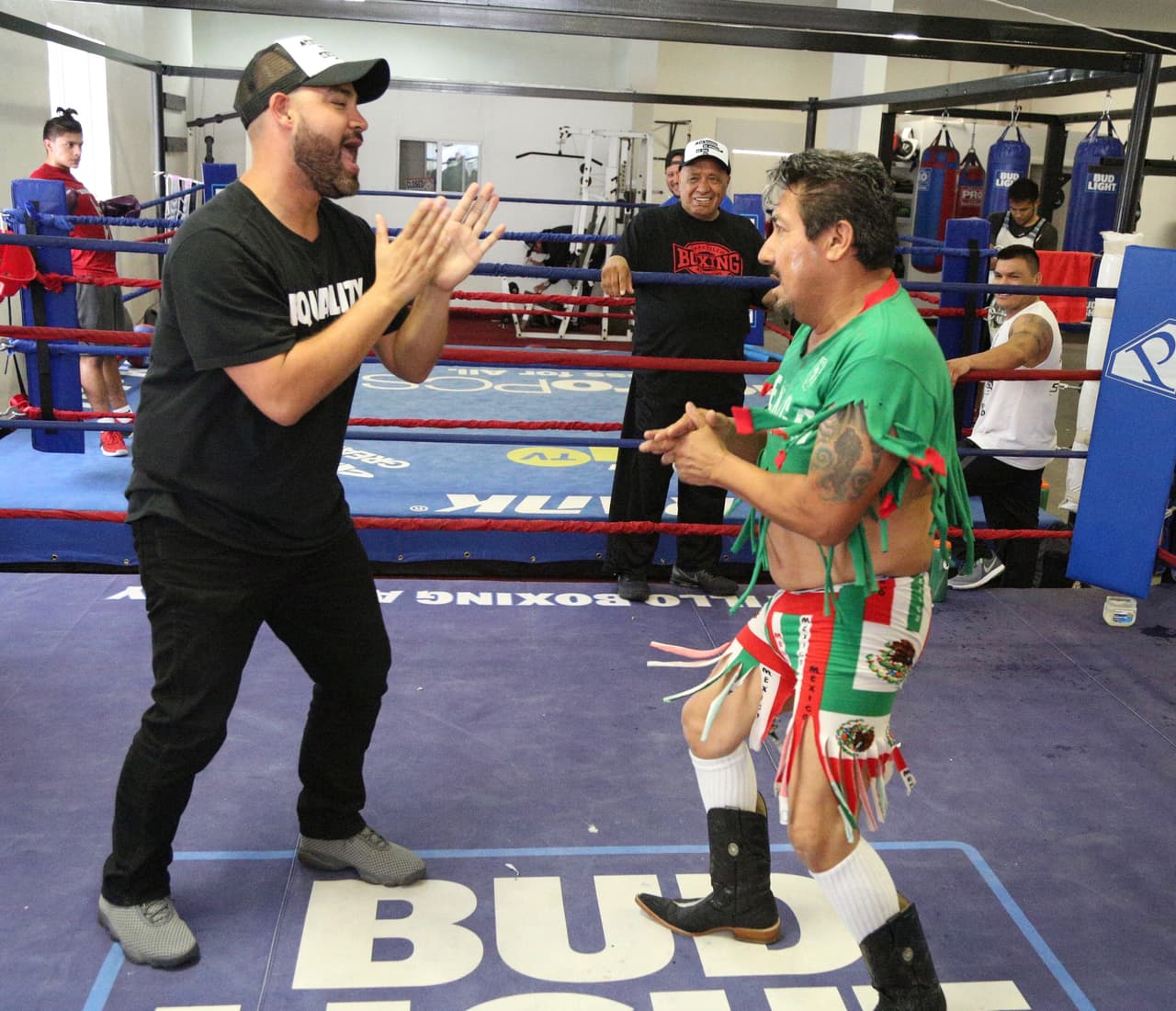 Así pagó la apuesta El Feo a Raúl 'El Pelón' después de la derrota de Julio César Chávez Jr.