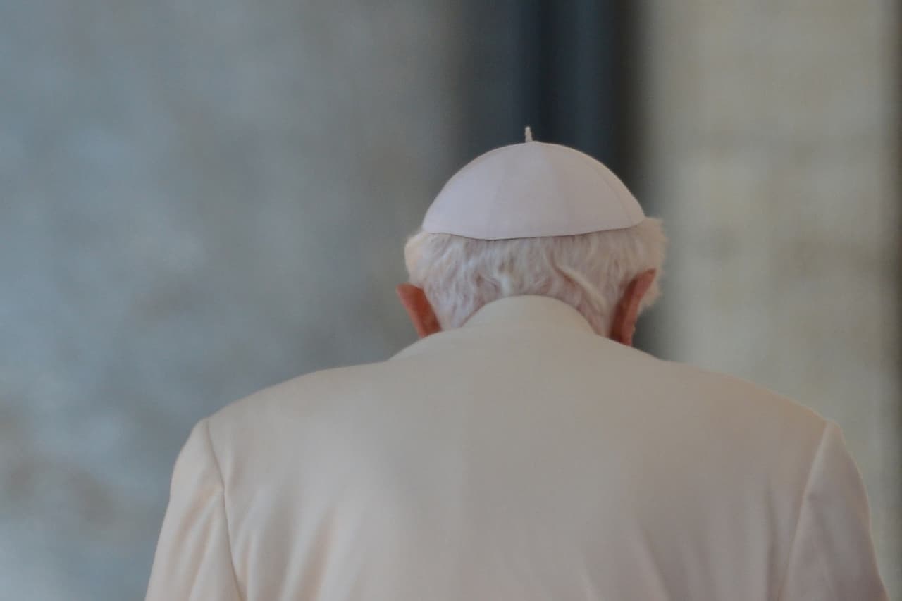 El 11 de febrero de 2013, el papa Benedicto XVI sorprendió al mundo al anunciar su dimisión, efectiva el 28 de febrero de 2013. Se convirtió en el primer máximo pontífice en hacerlo en más de seis siglos. En la imagen, aparece abandonando el altar al final de su audiencia semanal final, el 27 de febrero de 2013.