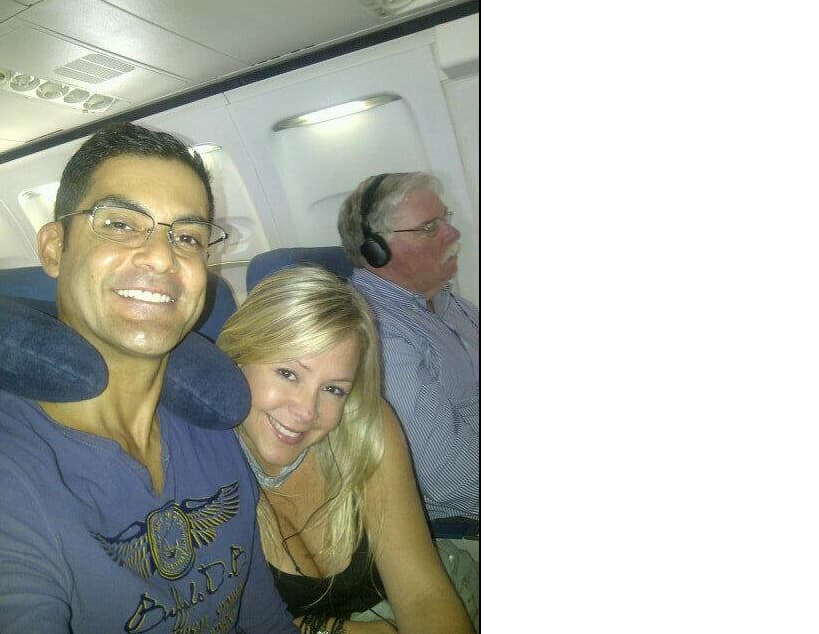 El cantante boricua luce enamorado. Marisa Baigés, cada vez que puede, lo acompaña a sus eventos o viajes de trabajo.