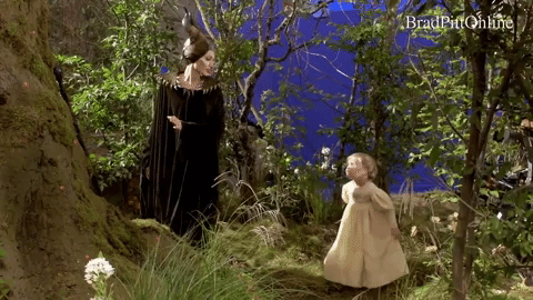 "Esto ocurrió porque había niños que venían al rodaje y me veían. Me acercaba a saludarles y lloraban. Un niño se quedó completamente paralizado, y luego rompió a llorar, y me sentí muy mal. Nos dimos cuenta que no había forma de encontrar una niña de 4 o 5 años con la que pudiera ser dura, y que no me viera como un monstruo", declaró Jolie.