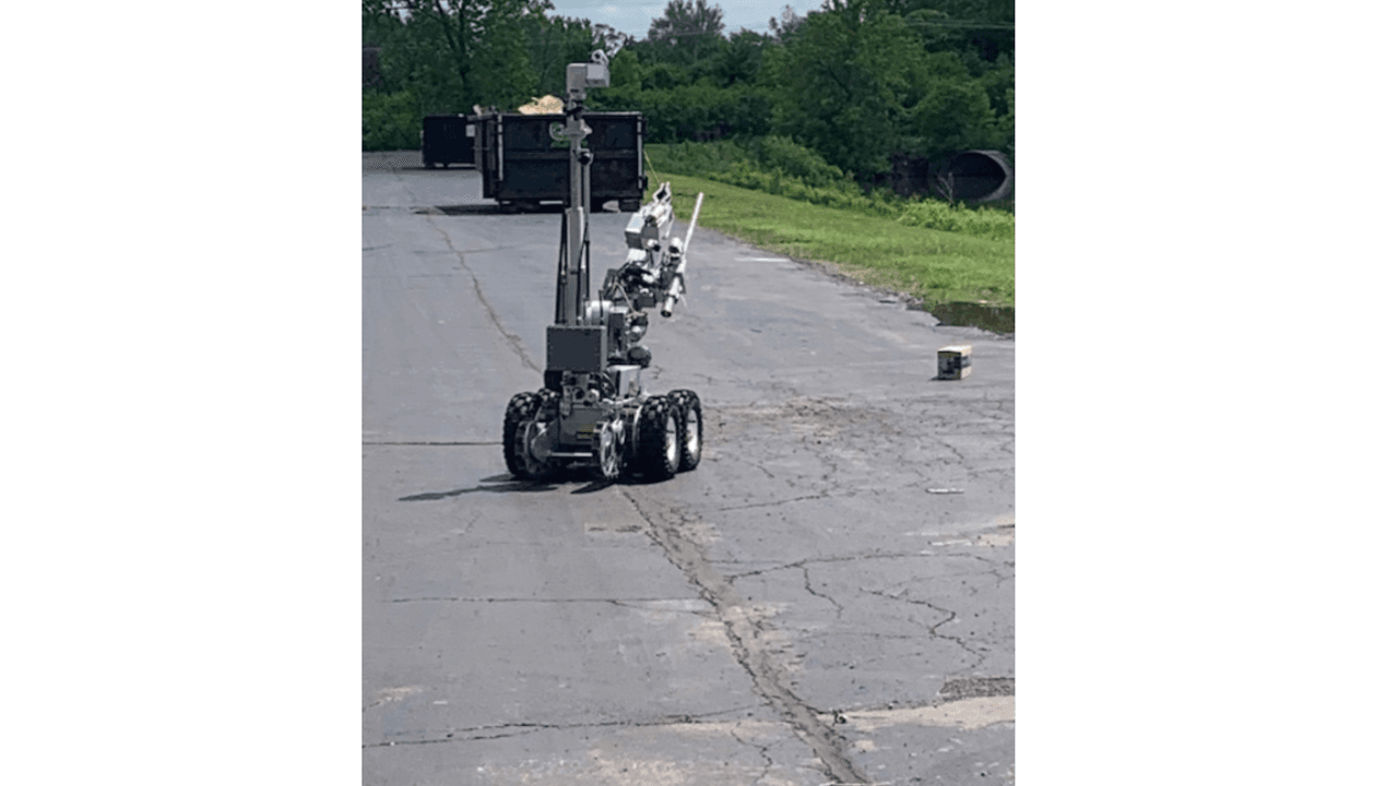 Departamento de Bomberos de Waukegan entrenan a estudiantes de secundaria.