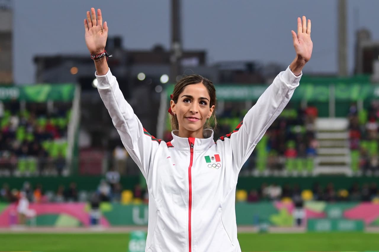 ¡Solo un susto! Paola Morán salió en silla de ruedas