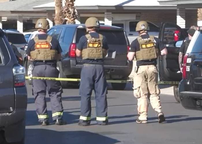 El área fue acordonada. Los oficiales pidieron a los representantes de los medios de comunicación que se mantuvieran alejados.