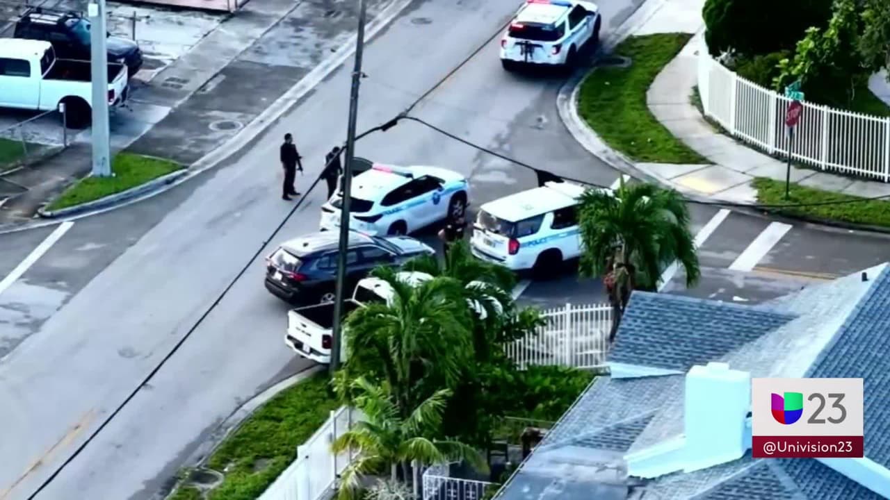 Policías de la ciudad de Miami se encuentran en el área de la avenida 14 y la calle 26 del noroeste, después de que dos oficiales fueran heridos. Habría un sospechoso detenido, según las primeras informaciones.