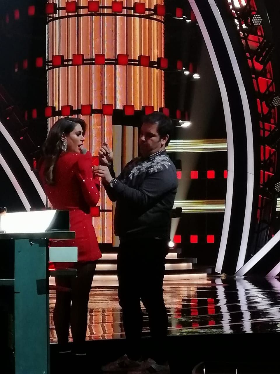 El minivestido rojo se rasgó de la manga derecha y, como no podían permitir que Galilea regresara así al show, le pasaron aguja e hilo.