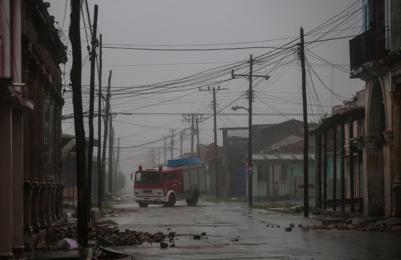 Un camión de bomberos se desplaza por las calles de Caibarien, Cuba, este sábado 9 de septiembre.
