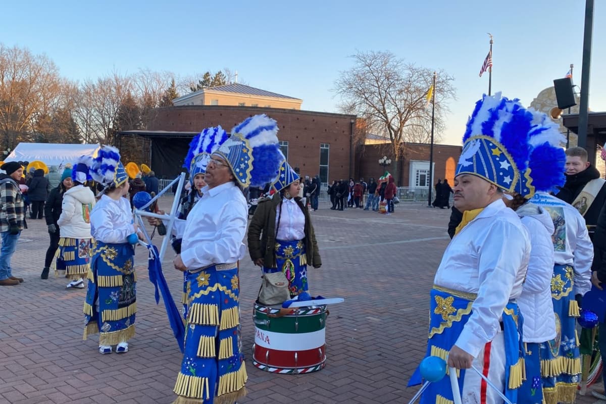 Todos buscan manifestar su agradecimiento de distintas formas, como estos bailarines que exponen su arte ante la Virgen de Guadalupe.