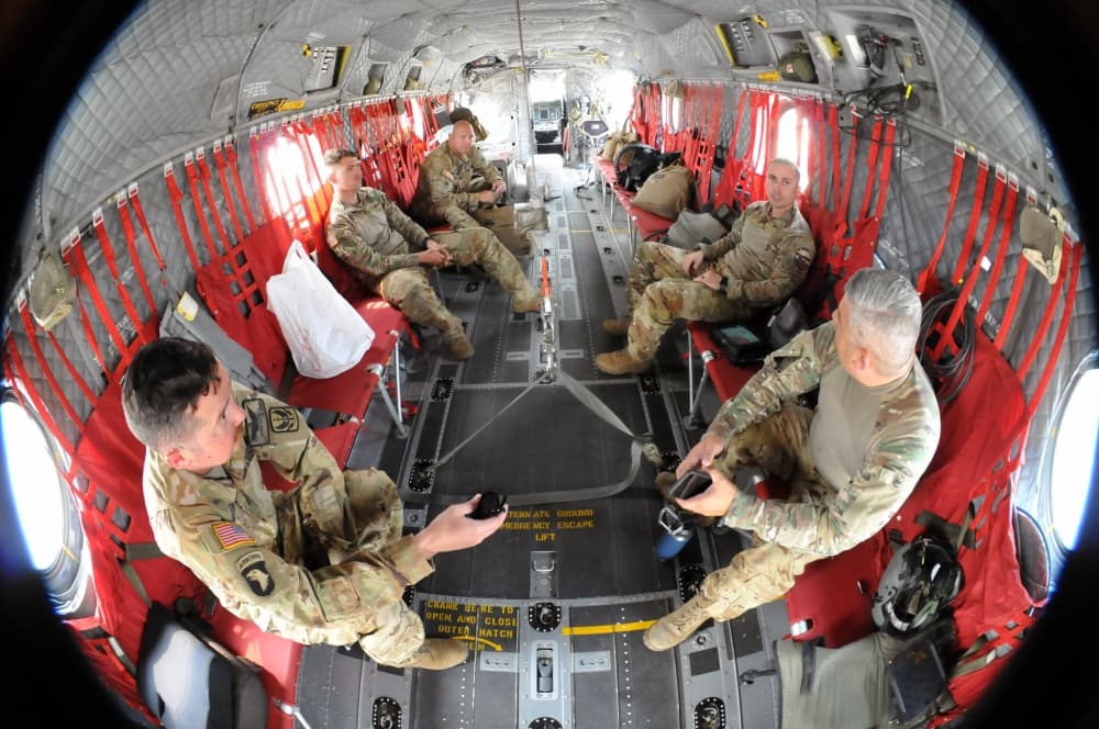 Los pilotos de la Guardia Nacional realizaron al menos cuatro viajes durante la noche. Los testimonios de los mismos militares indican que en un momento pensaron que no alcanzarían a sacar a toda la gente atrapada por las llamas.